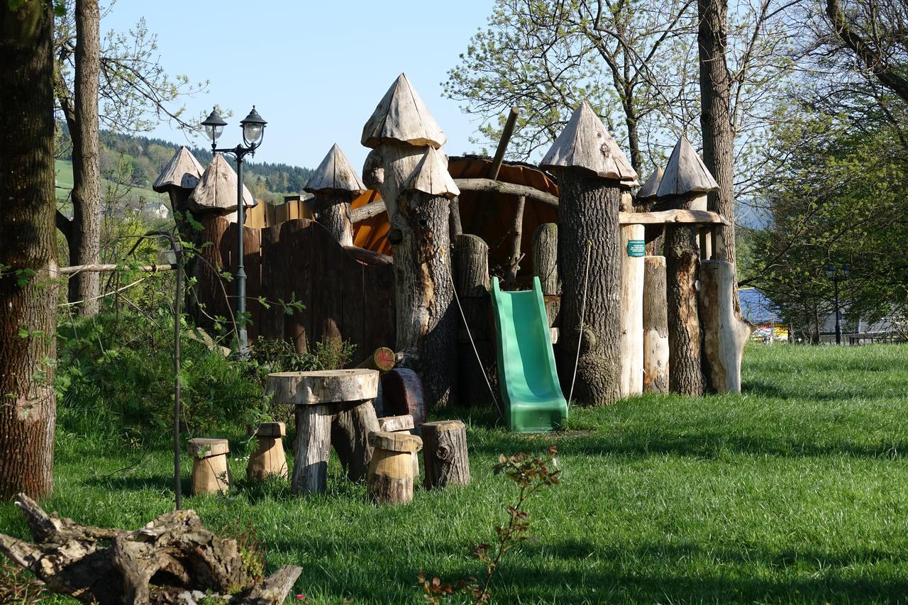 Gosciniec Dworski W Ropie - Pokoje Goscinne Ropa Exterior foto