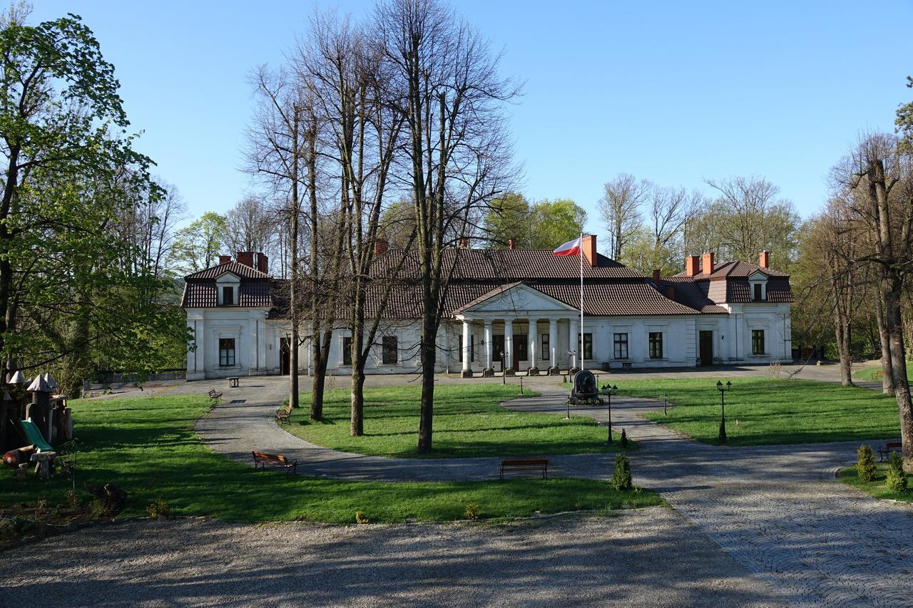 Gosciniec Dworski W Ropie - Pokoje Goscinne Ropa Exterior foto